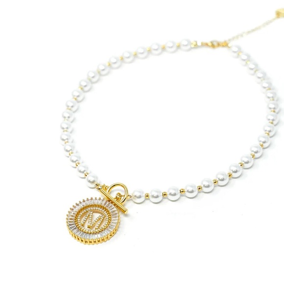 Sis Kiss Radiant Pearl “E” Initial Necklace - Picture 3 of 5